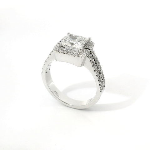 Anello Fancy in oro bianco con diamanti lab-grown taglio princess e brillante, 2,49 carati.