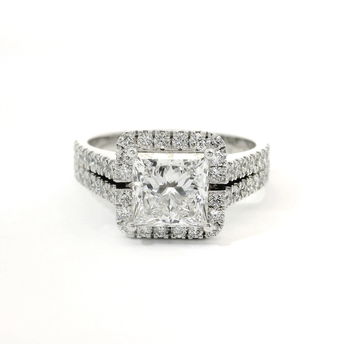 Anello Fancy in oro bianco con diamanti lab-grown taglio princess e brillante, 2,49 carati.