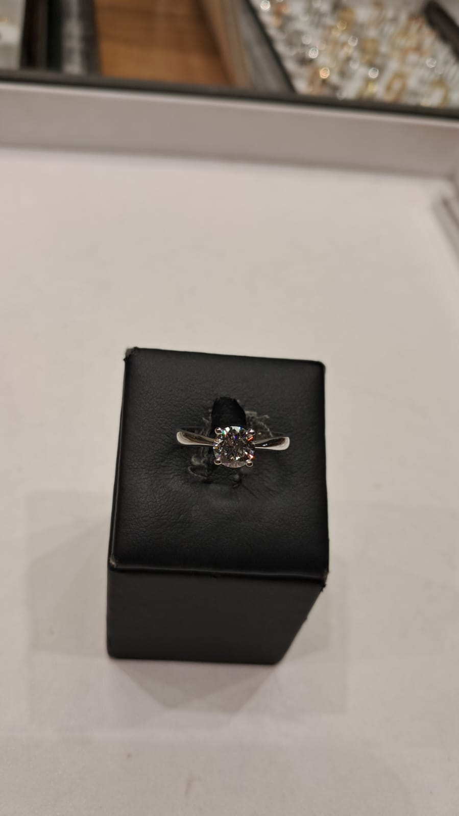 Solitario in oro bianco e diamante taglio brillante