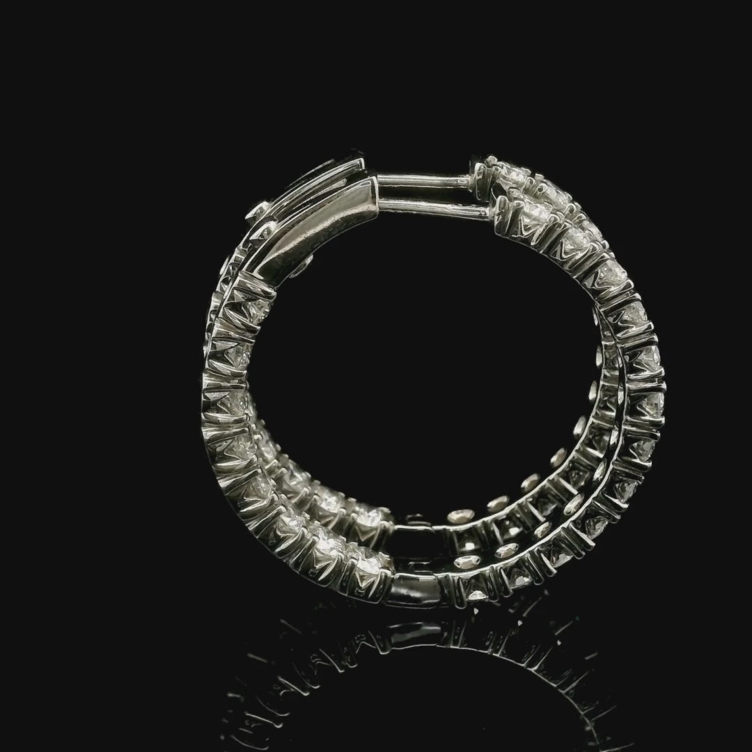 Orecchini a cerchio in oro bianco con diamanti lab-grown taglio brillante, 4,32 carati.