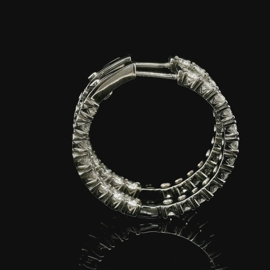 Orecchini a cerchio in oro bianco con diamanti lab-grown taglio brillante, 4,32 carati.