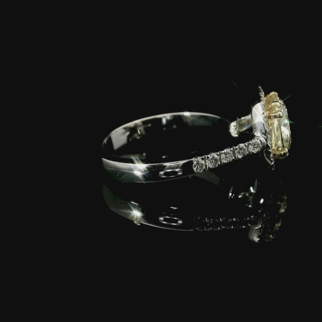 Anello Dreams cuscino fancy color in oro bianco con diamanti lab-grown taglio brillante, 2,58 carati.