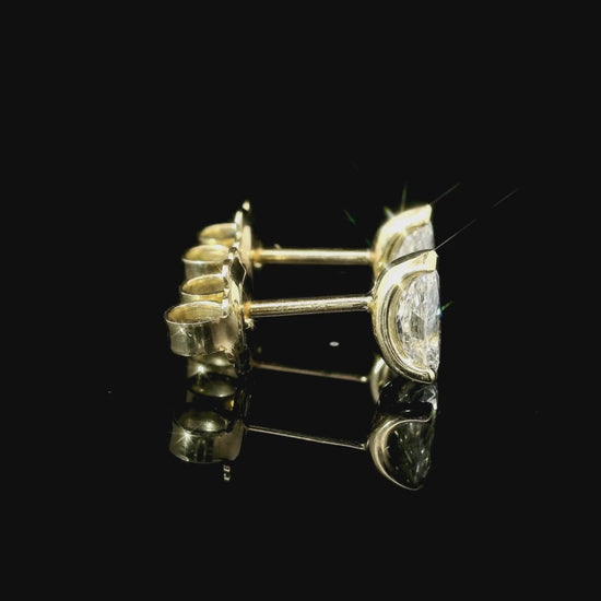 Orecchini punto luce in oro giallo con diamanti lab-grown taglio goccia, 0,99 carati.