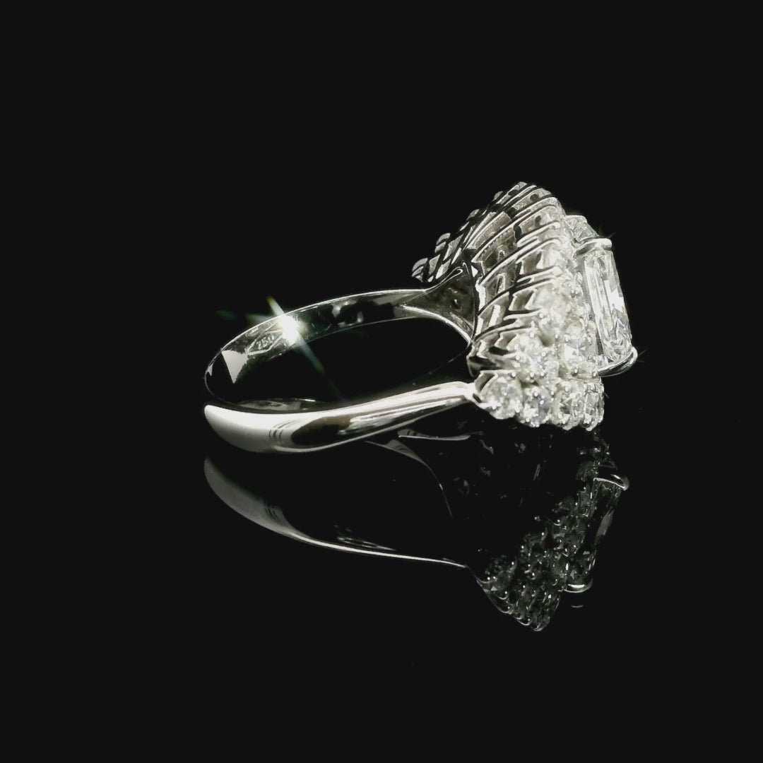 Anello Fascia in oro bianco con diamanti lab-grown taglio radiant e brillante, 4,53 carati.