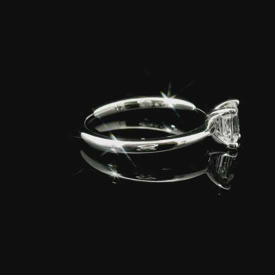 Solitario in oro bianco con diamante lab-grown taglio smeraldo, 0,51 carati.