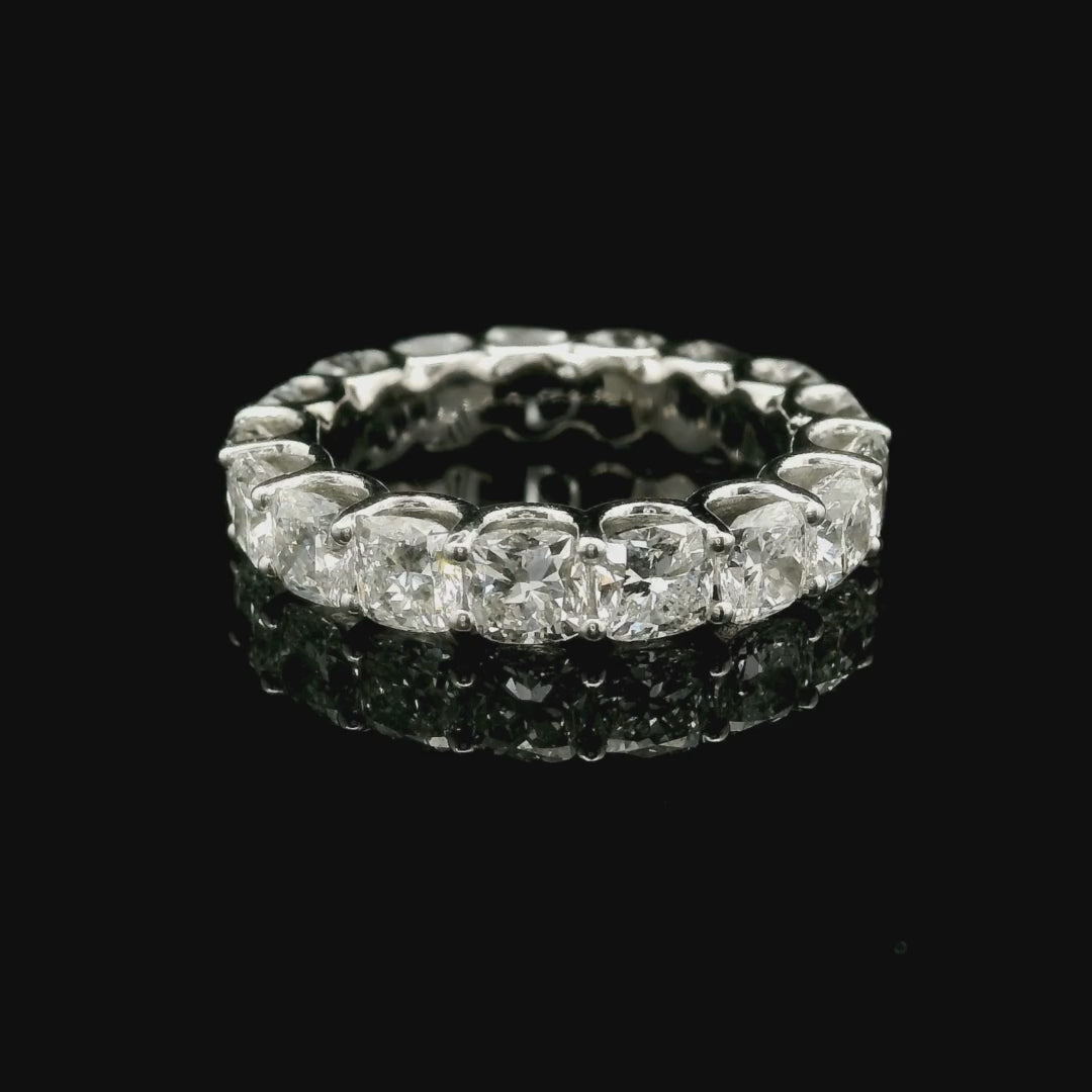 Eternity in oro bianco e diamanti lab-grown taglio cuscino, 5,85 carati.