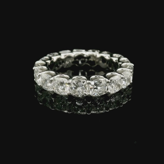 Eternity in oro bianco e diamanti lab-grown taglio cuscino, 5,85 carati.