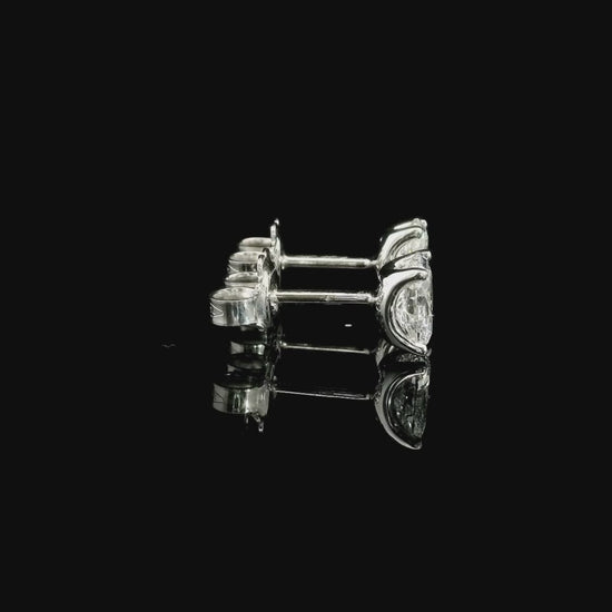 Orecchini punto luce in oro bianco con diamante lab-grown taglio ovale, 1,41 carati.