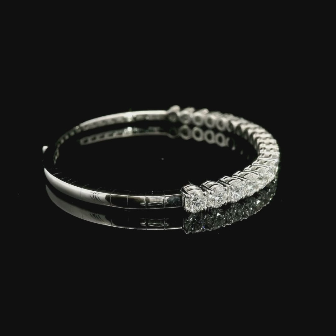 Bracciale rigido in oro bianco con diamanti lab-grown taglio brillante, 5,87 carati.