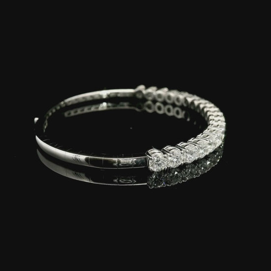 Bracciale rigido in oro bianco con diamanti lab-grown taglio brillante, 5,87 carati.