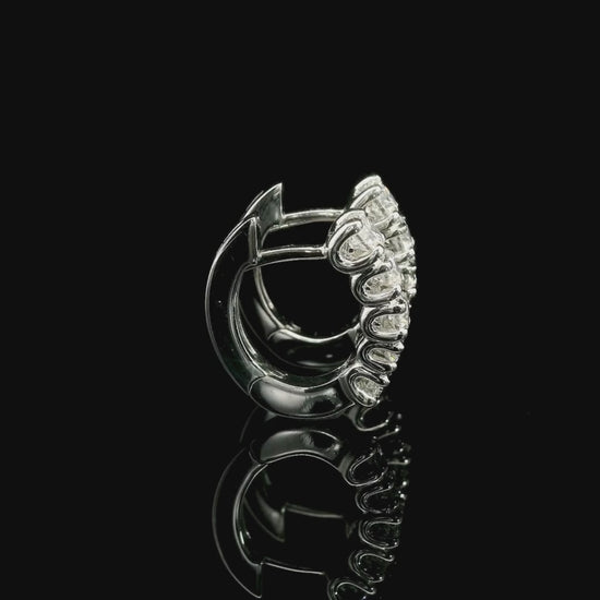 Orecchini a cerchio a gradazione in oro bianco con diamanti lab-grown taglio brillante, 0,90 carati.