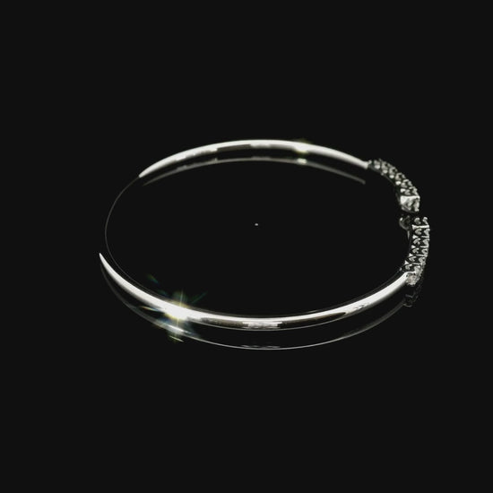 Bracciale rigido aperto in oro bianco con diamanti lab-grown taglio brillante, 1,05 carati.