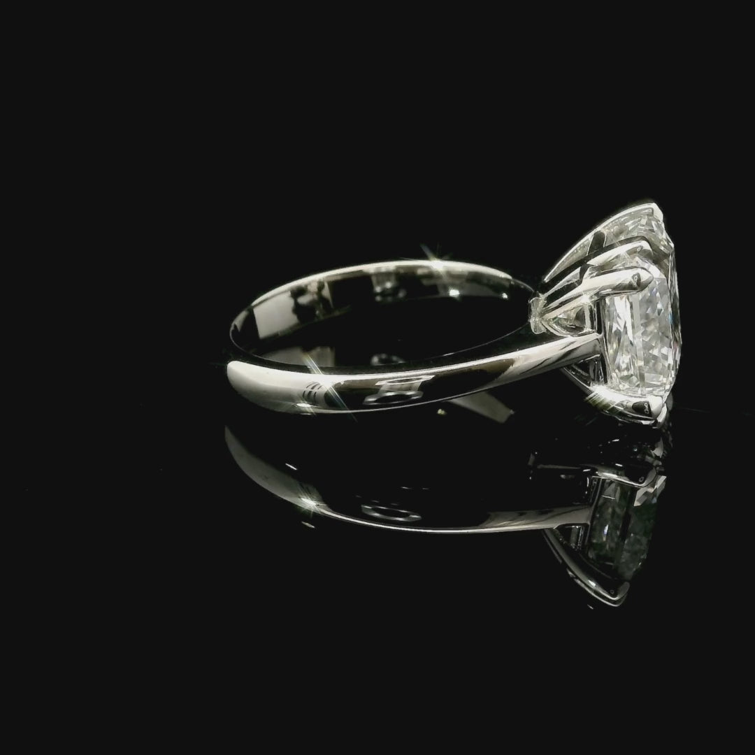 Solitario in oro bianco con diamante lab-grown taglio princess, 5,18 carati.