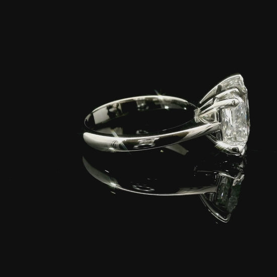 Solitario in oro bianco con diamante lab-grown taglio princess, 5,18 carati.