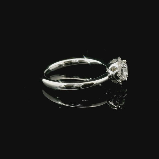 Solitario con contorno in oro bianco e diamanti lab-grown taglio brillante, 0,62 carati.