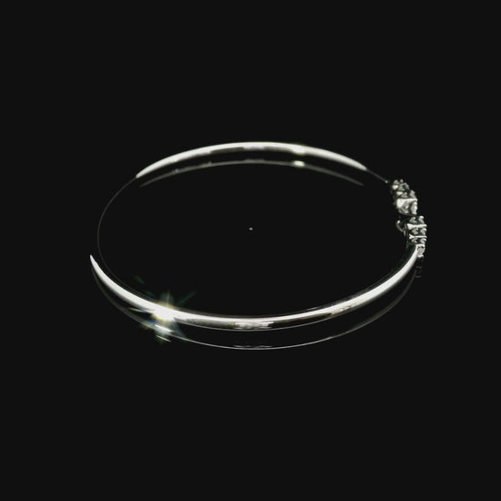 Bracciale rigido aperto in oro bianco con diamanti lab-grown taglio brillante, 0,55 carati.