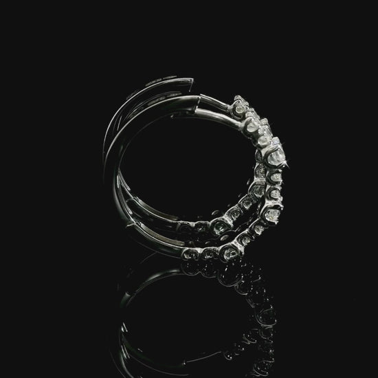 Orecchini a cerchio con spot in oro bianco con diamanti lab-grown taglio brillante, 1,10 carati.