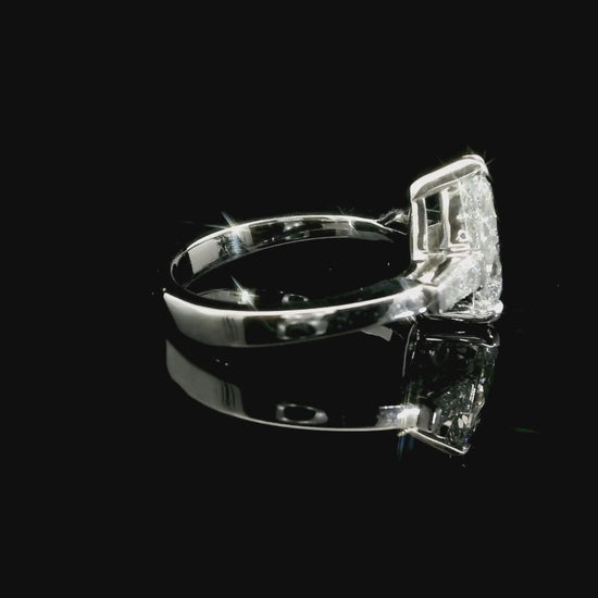 Solitario in oro bianco con diamanti lab-grown taglio Goccia e Taper, 2,59 carati.