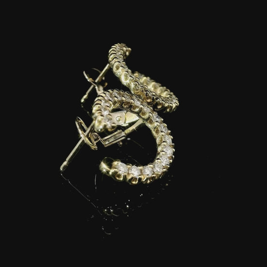 Orecchini a cerchio aperto in oro giallo con diamanti lab-grown taglio brillante, 0,97 carati.