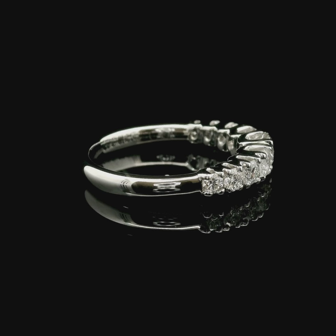 White gold gradation band ring with 7 brilliant-cut lab-grown diamonds, 1.05 carats.