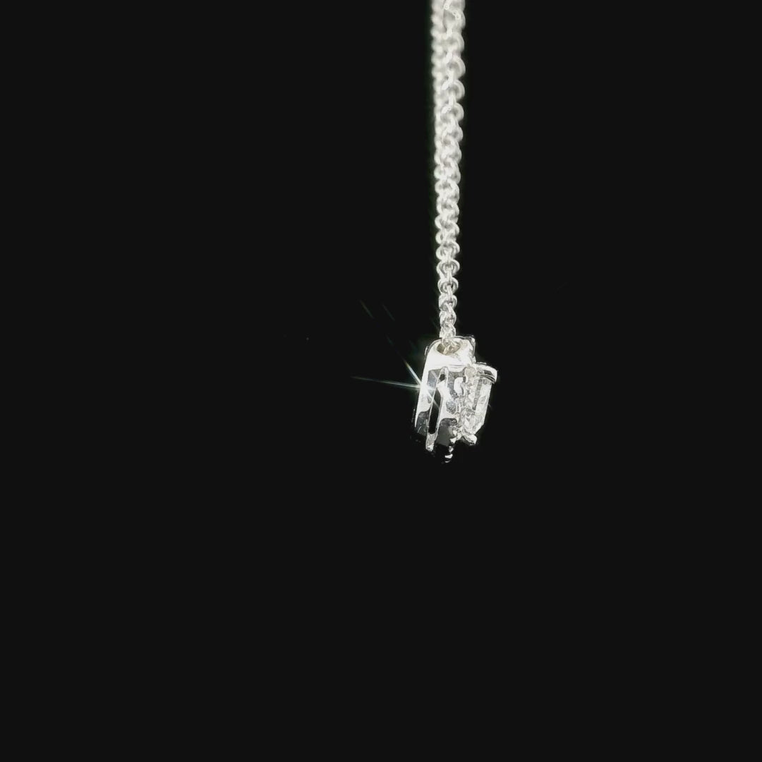 Girocollo in oro bianco con diamante lab-grown taglio cuore e contorno taglio brillante, 0,46 carati.
