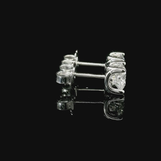 Orecchini punto luce in oro bianco con diamanti lab-grown taglio brillante, 1,80 carati.