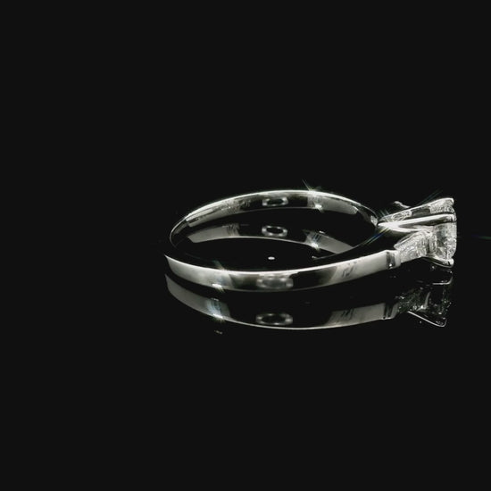 Solitario in oro bianco con diamanti lab-grown taglio brillante e taper, 0,64 carati.