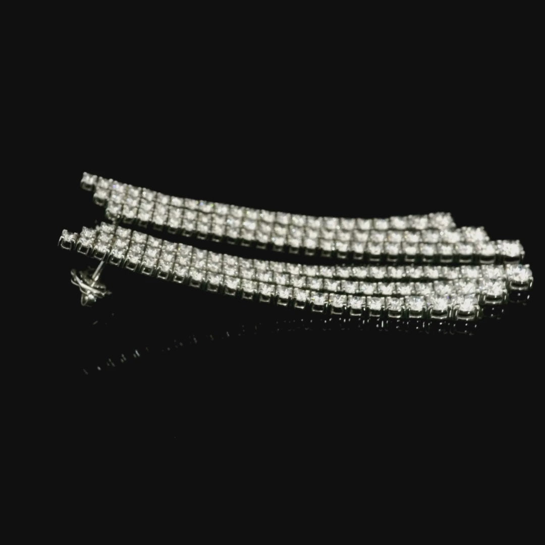 Orecchini Tennis Tre File a gradazione in oro bianco con diamanti lab-grown taglio brillante, 8,90 carati.