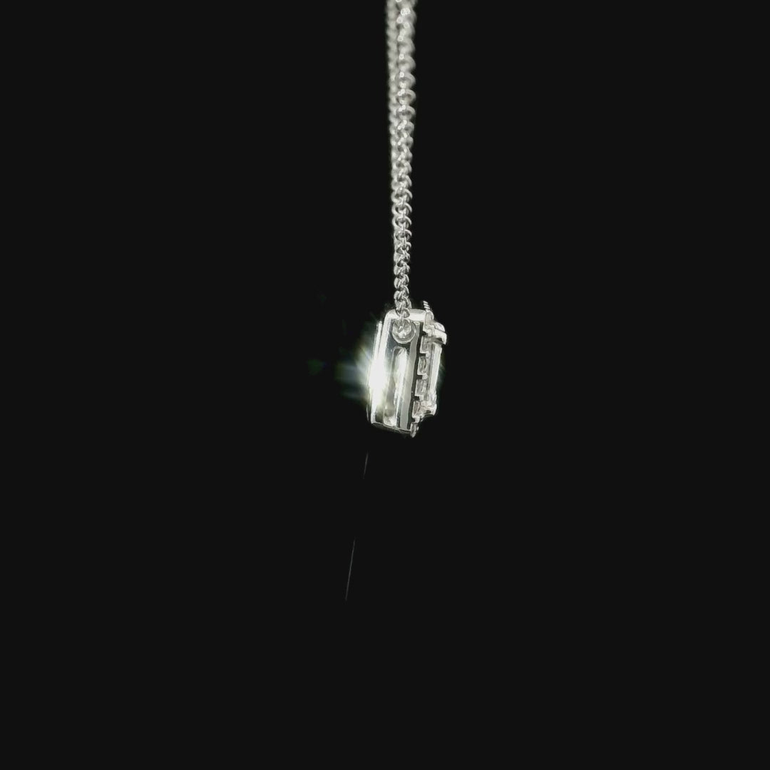 Girocollo in oro bianco con diamante lab-grown taglio smeraldo con contorno di diamanti lab-grown taglio brillante 0,85 carati.