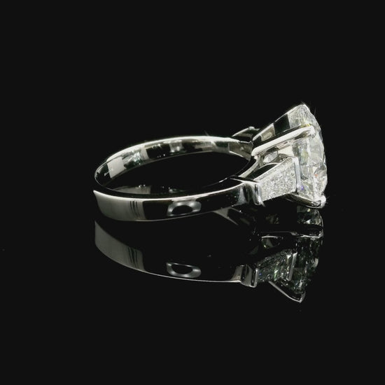 Solitario in oro bianco con diamanti lab-grown taglio brillante e taper, 3,46 carati.