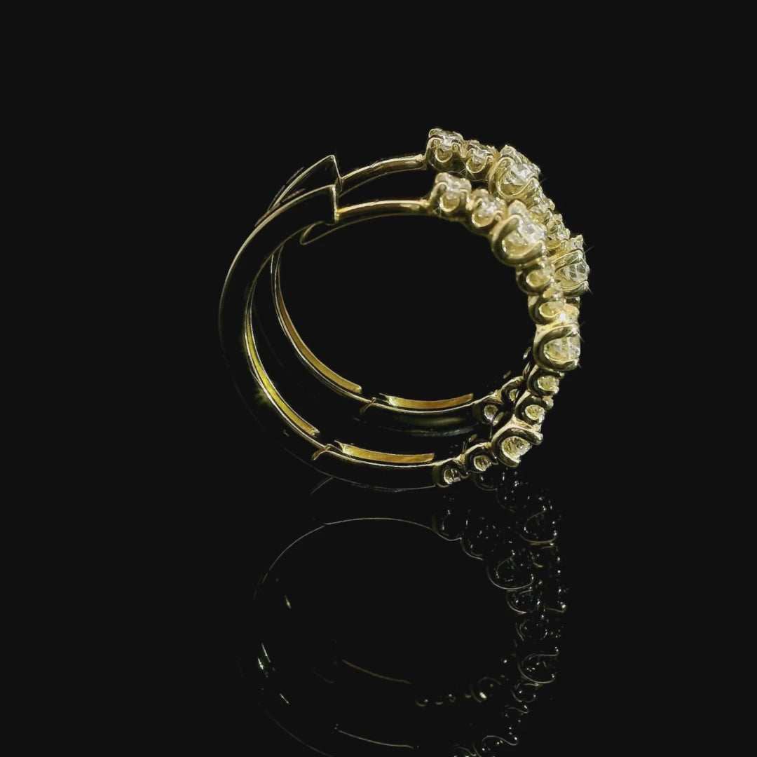 Orecchini a cerchio con spot in oro giallo con diamanti lab-grown taglio brillante, 1,10 carati.
