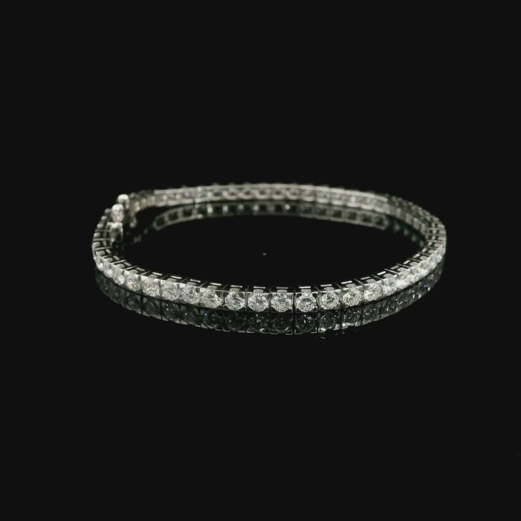 Bracciale Tennis tornito in oro bianco con diamanti lab-grown taglio brillante, 5,32 carati.