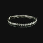 Bracciale Tennis tornito in oro bianco con diamanti lab-grown taglio brillante, 5,32 carati.
