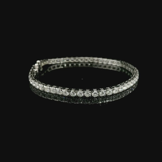 Bracciale Tennis tornito in oro bianco con diamanti lab-grown taglio brillante, 5,32 carati.
