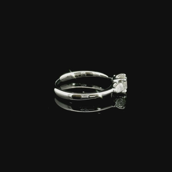 Trilogy in oro bianco con diamante centrale  lab-grown taglio brillante e 2 diamanti  lab-grown a goccia sul gambo, 0,70 carati.