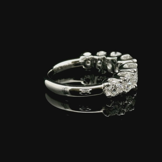 White gold gradation band ring with 7 brilliant-cut lab-grown diamonds, 2.77 carats.