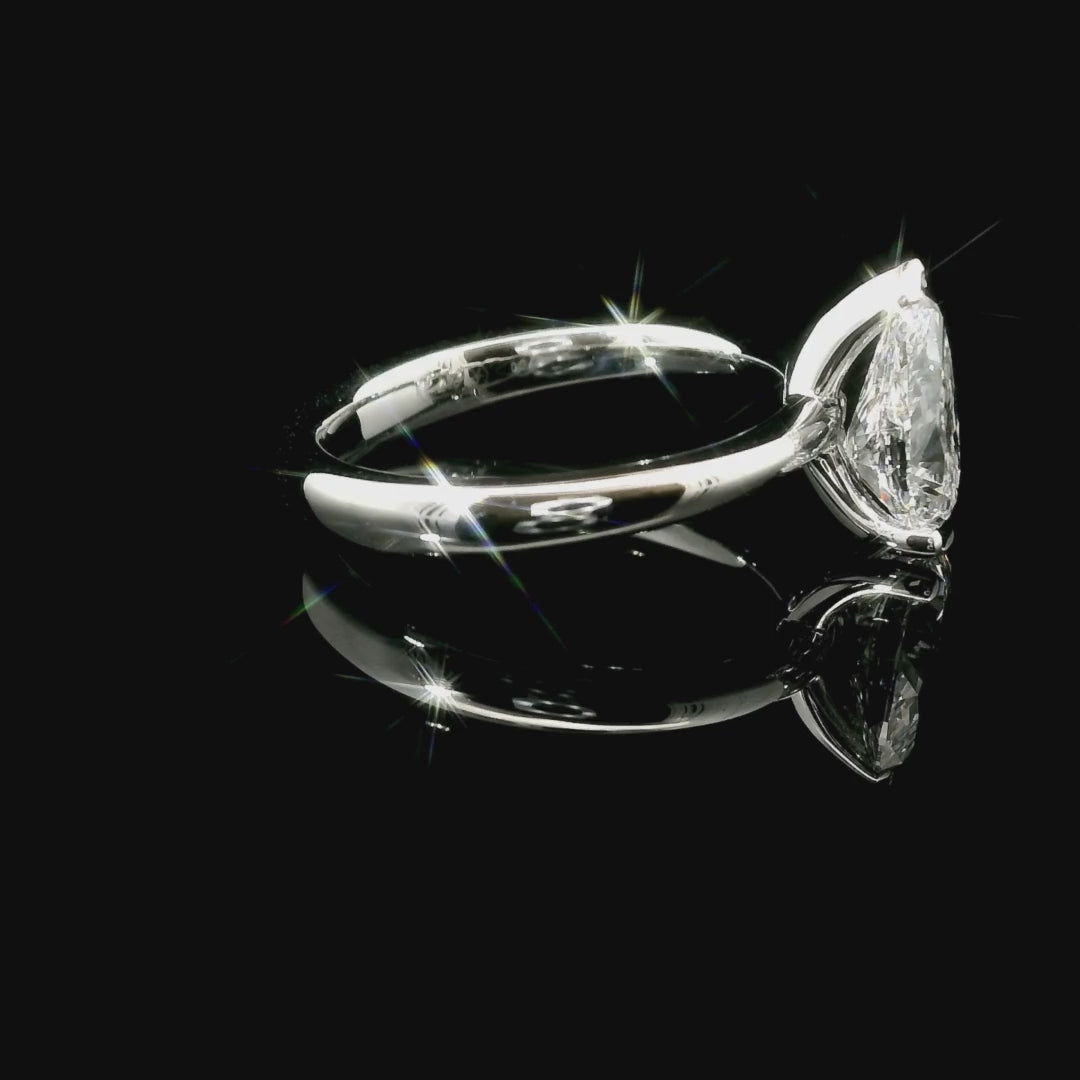 Solitaire in white gold with a 1.54 carat pear-cut lab-grown diamond.