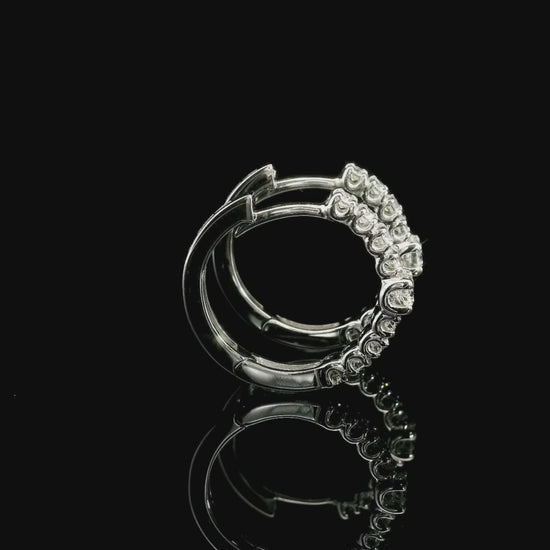 Orecchini a cerchio con centrale in oro bianco con diamanti lab-grown taglio brillante, 0,66 carati.