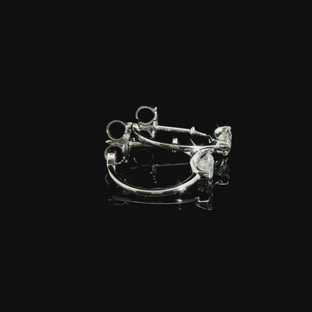 Orecchini a cerchio aperto in oro bianco con diamanti lab-grown taglio cuore, 0,65 carati.