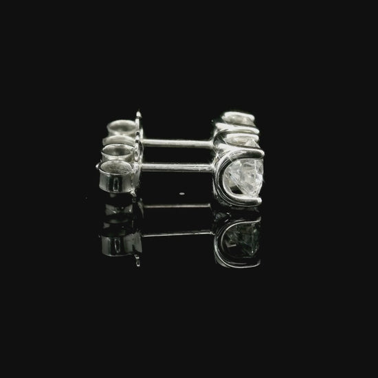 Orecchini punto luce in oro bianco con diamanti lab-grown taglio brillante, 1,68 carati.