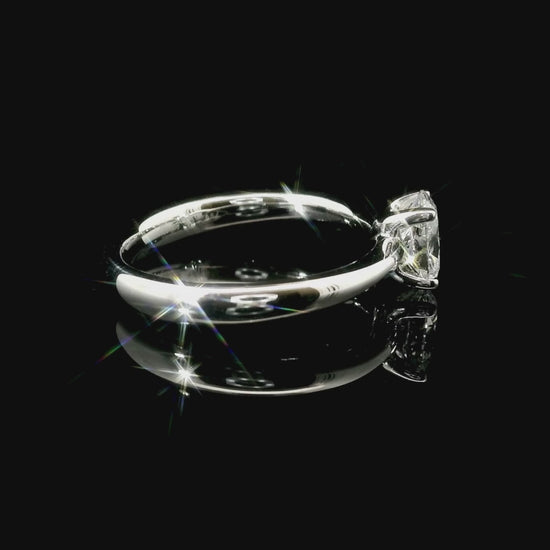 Solitario in oro bianco con diamante lab-grown taglio ovale, 0,71 carati.