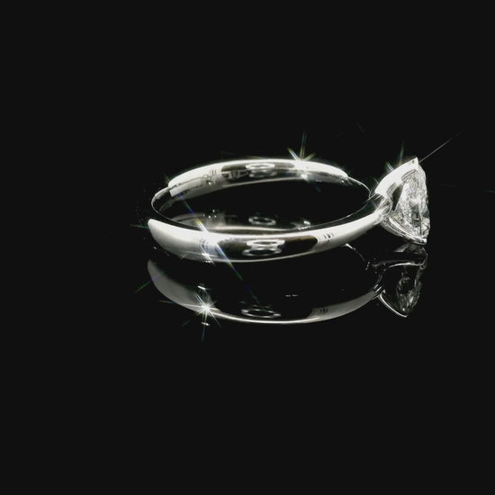 Solitaire in white gold with a drop-cut lab-grown diamond, 0.51 carats.