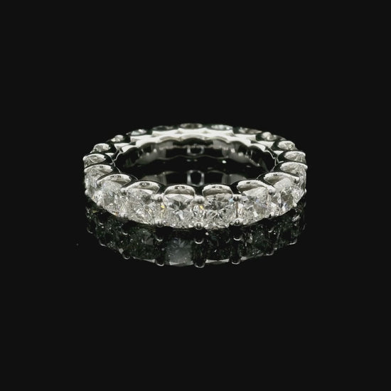 Eternity in oro bianco e diamanti lab-grown taglio cuscino, 4,53 carati.