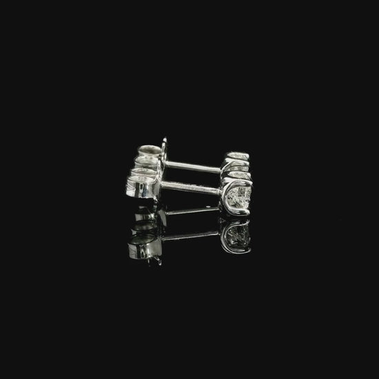 Orecchini punto luce in oro bianco con diamanti lab-grown taglio brillante, 0,66 carati.