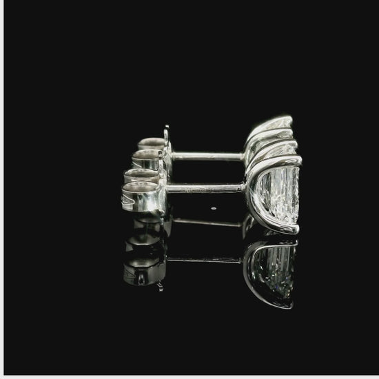 Orecchini punto luce in oro bianco con diamante lab-grown taglio smeraldo, 2,07 carati.