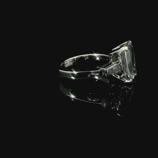 Solitario in oro bianco con diamanti lab-grown taglio Smeraldo e taper, 5,85 carati.