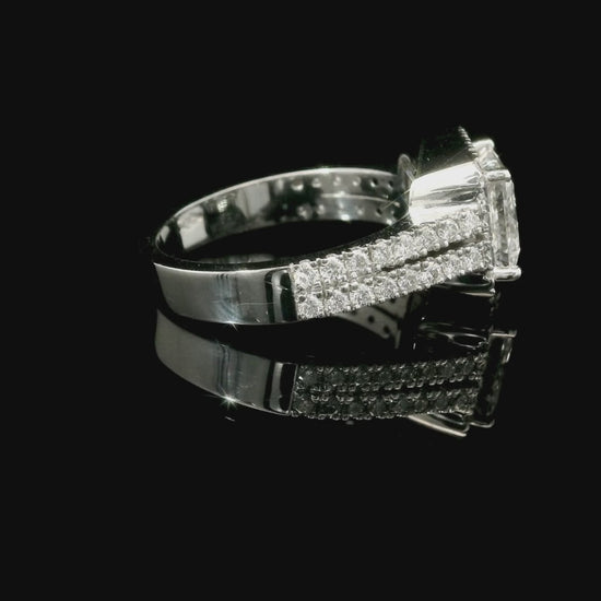 Anello Fancy in oro bianco con diamanti lab-grown taglio princess e brillante, 2,49 carati.