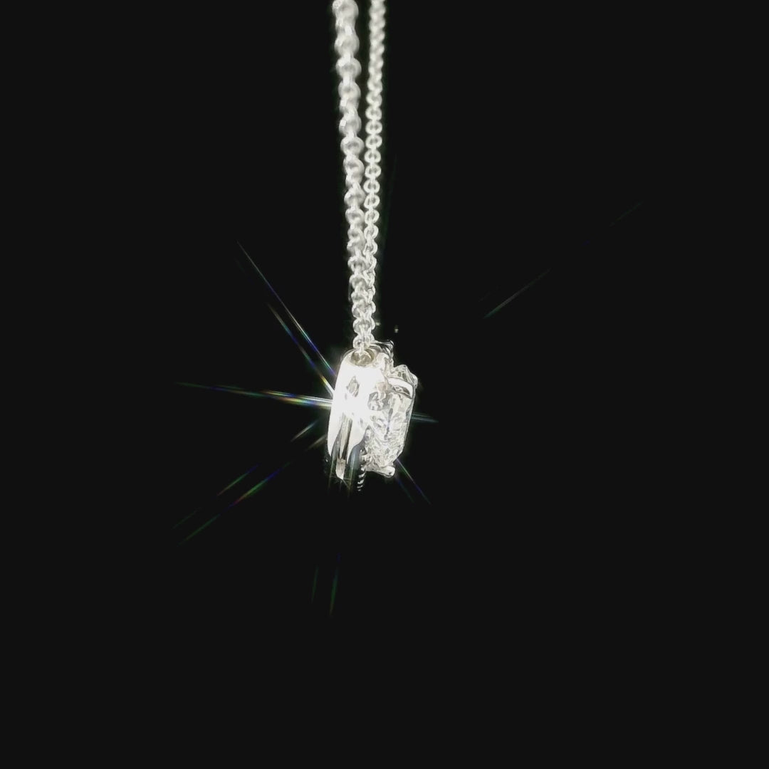 Girocollo in oro bianco con diamante lab-grown taglio cuore e contorno di diamanti lab-grown taglio brillante, 1,00 carati.