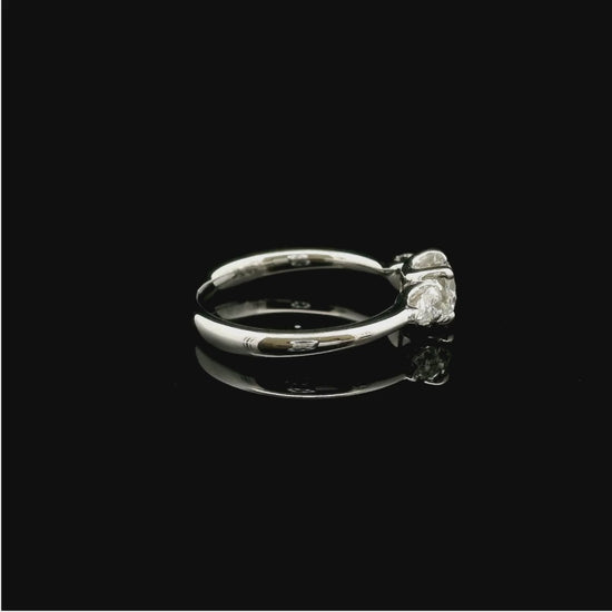 Trilogy in oro bianco con diamante centrale  lab-grown taglio brillante e 2 diamanti  lab-grown a goccia sul gambo, 1,02 carati.