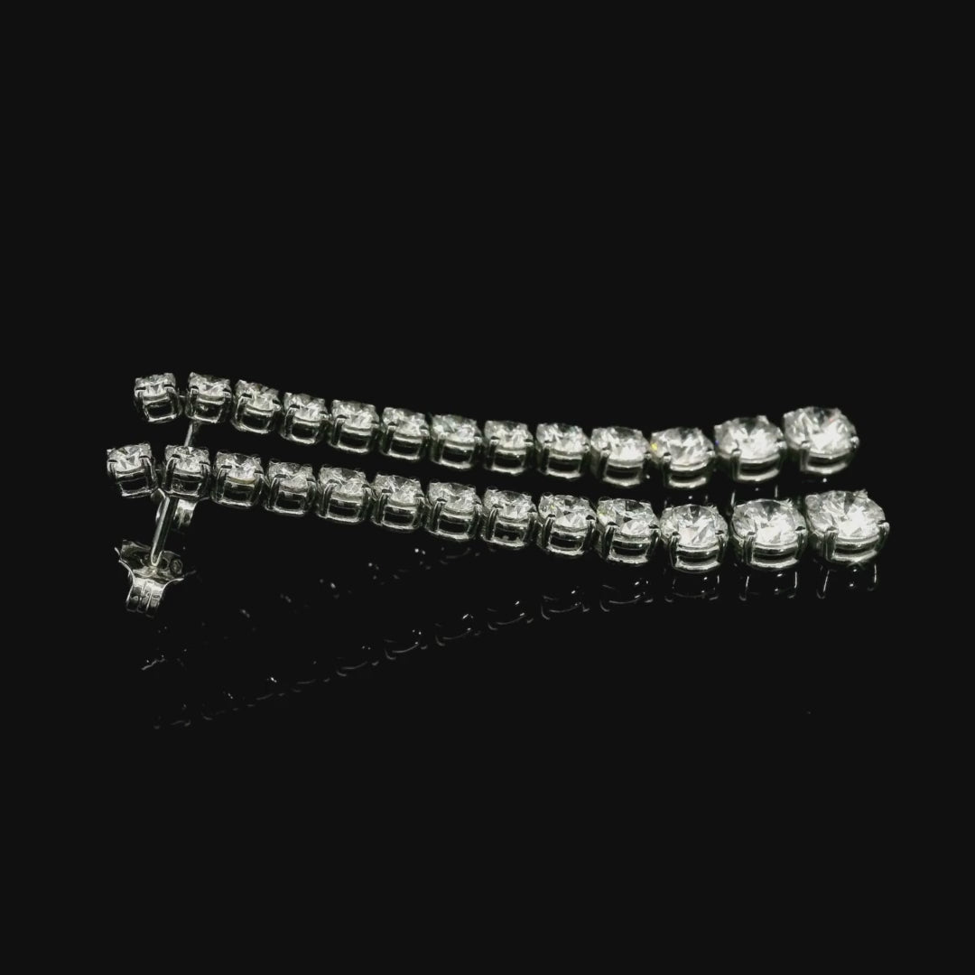 Orecchini Tennis a gradazione in oro bianco con diamanti lab-grown taglio brillante, 7,96 carati.